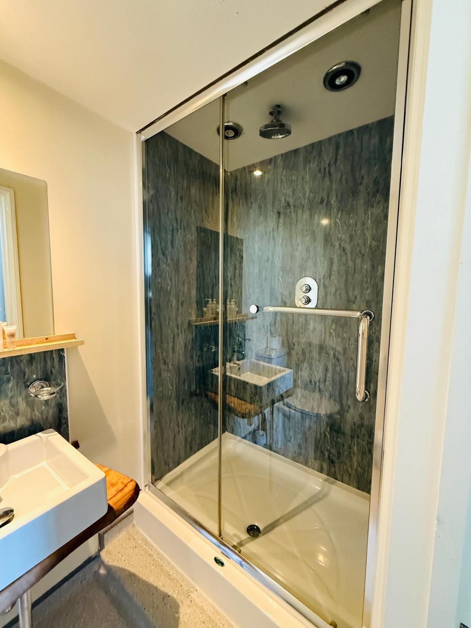 The Vale Hotel Cricklade Room photo