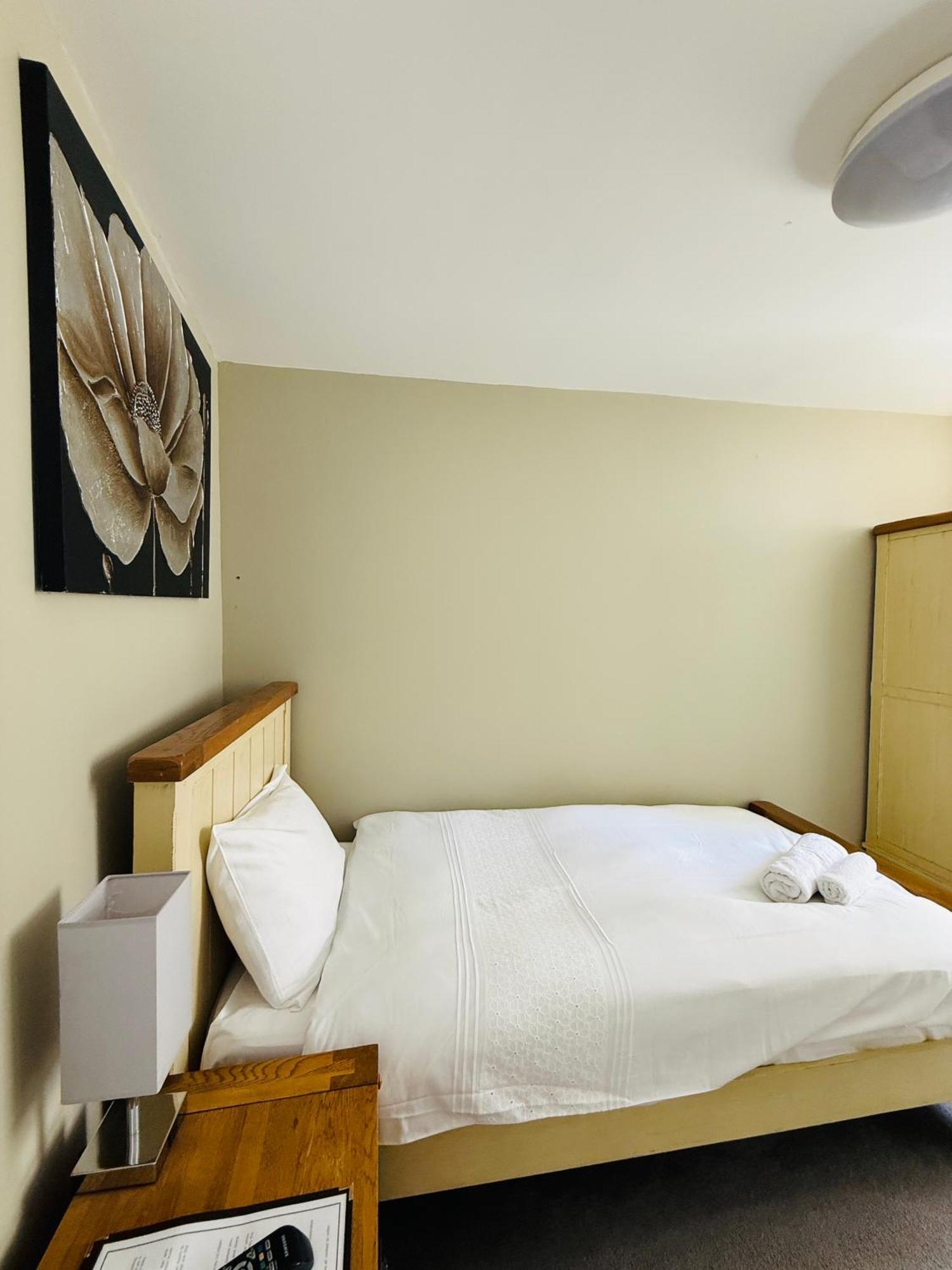 The Vale Hotel Cricklade Room photo